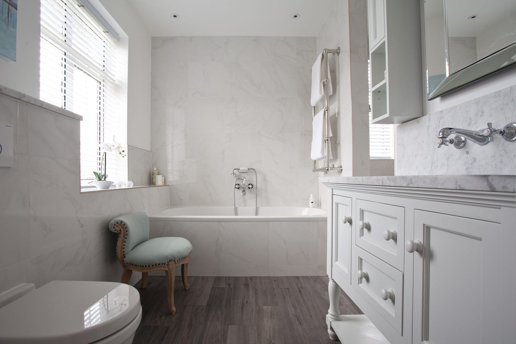 Image: Ensuite with enclosed wetroom in grey tones