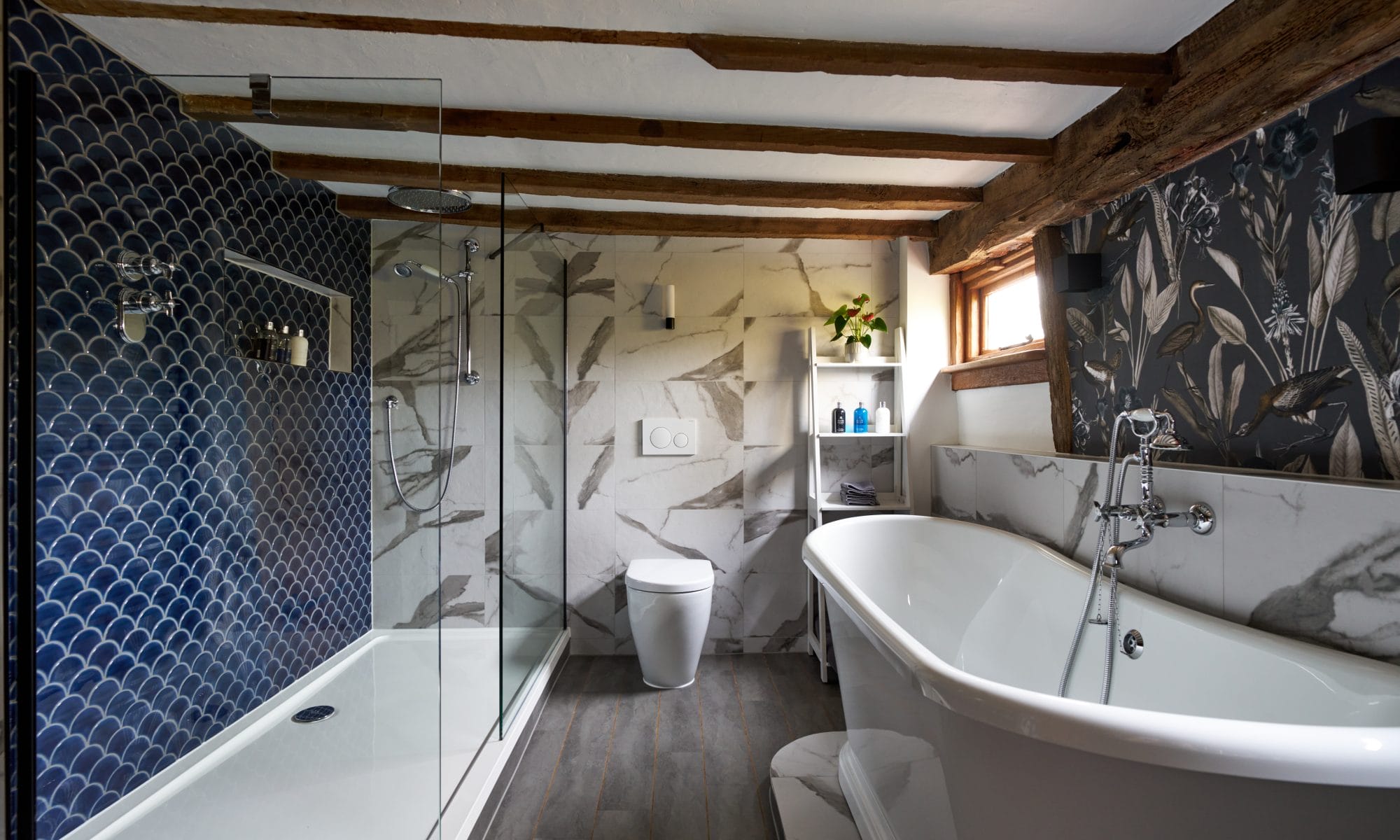 Freestanding boat bath with fish scale tiles